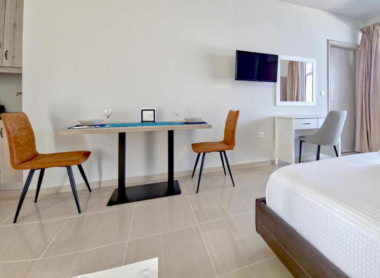 Epipleon Luxury Suites: Seafront Rooms with Spacious Verandas Nafpaktos Exterior photo